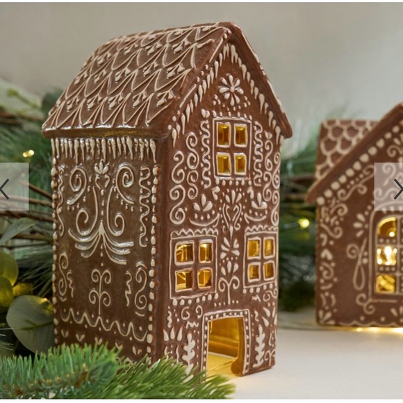 Pottery Barn Gingerbread Houses + Tree ( set of 4) - Picture 3 of 5